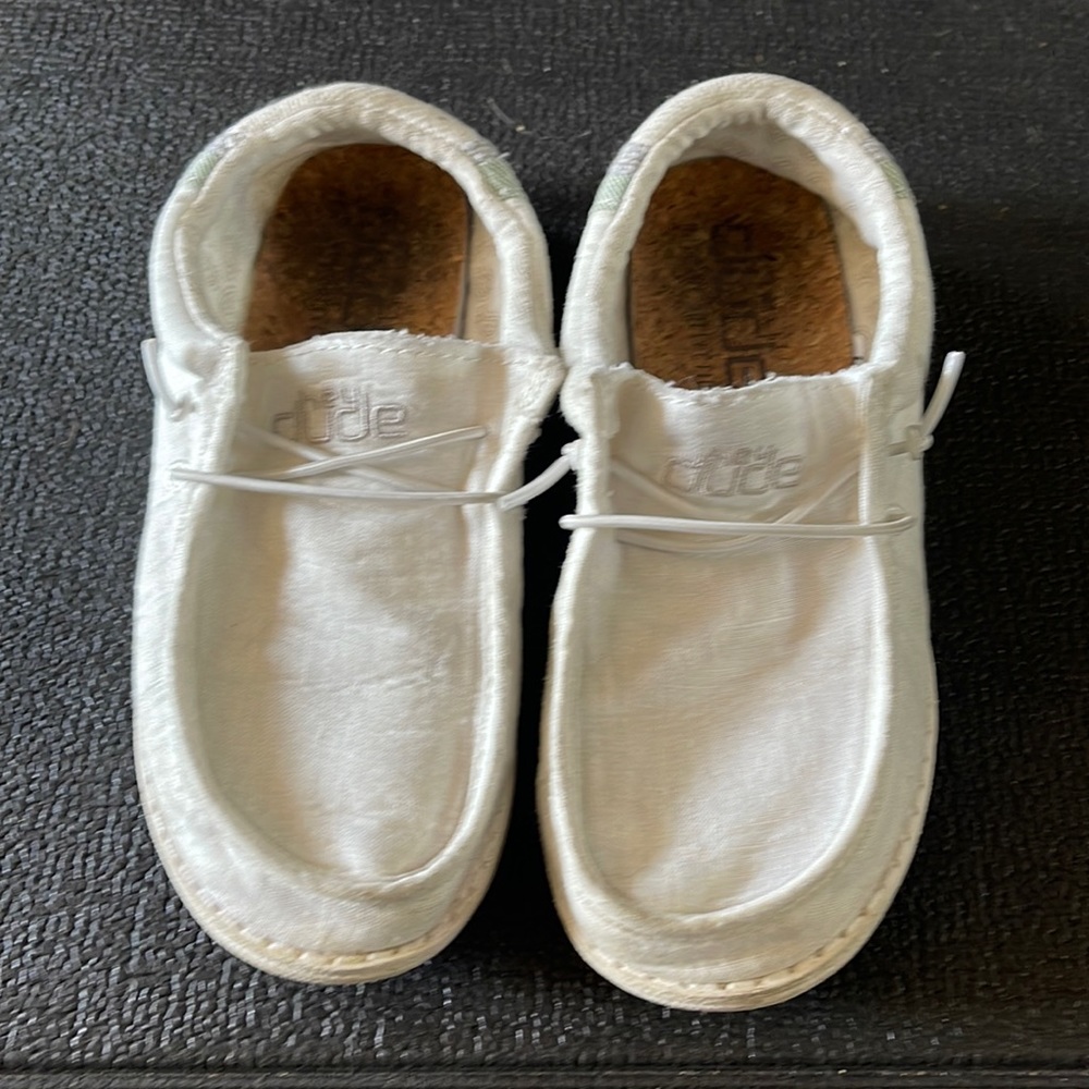 Girls hey dude shoes size 2, youth 2